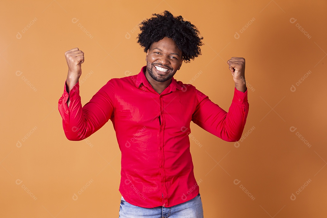 Homem feliz comemorando alguma coisa com sorriso no rosto