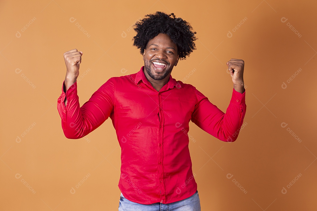 Homem comemorando algum coisa feliz da vida