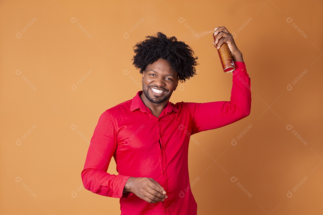 Homem cuidando de seus cachos usando spray