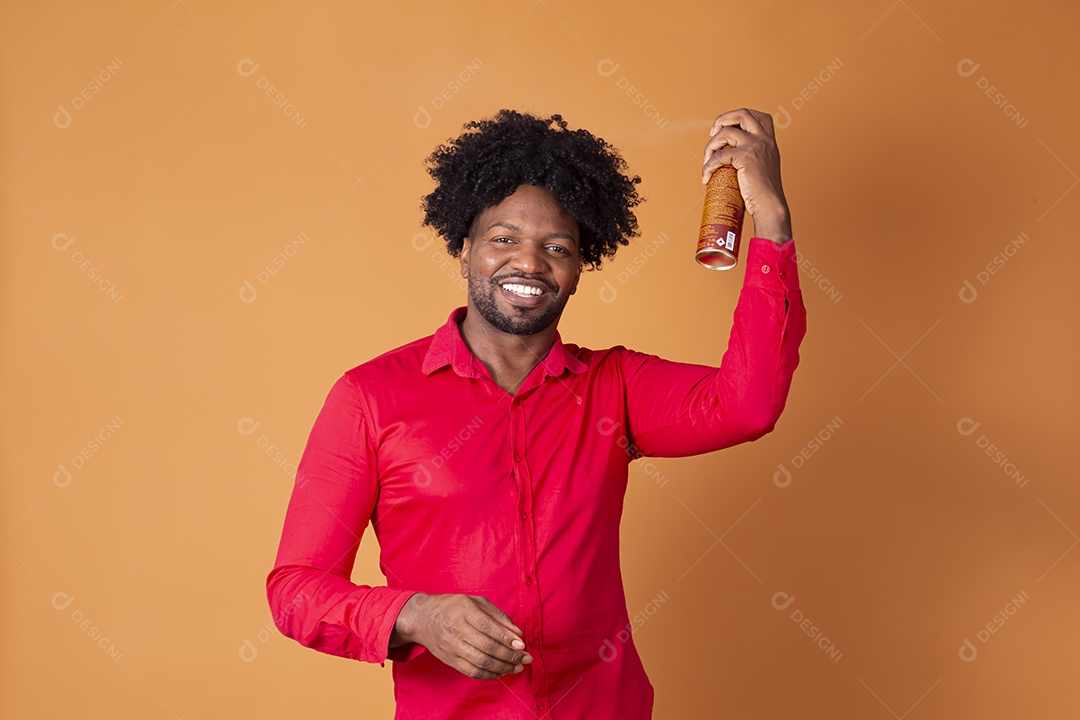 Homem cuidando de seus cachos usando spray