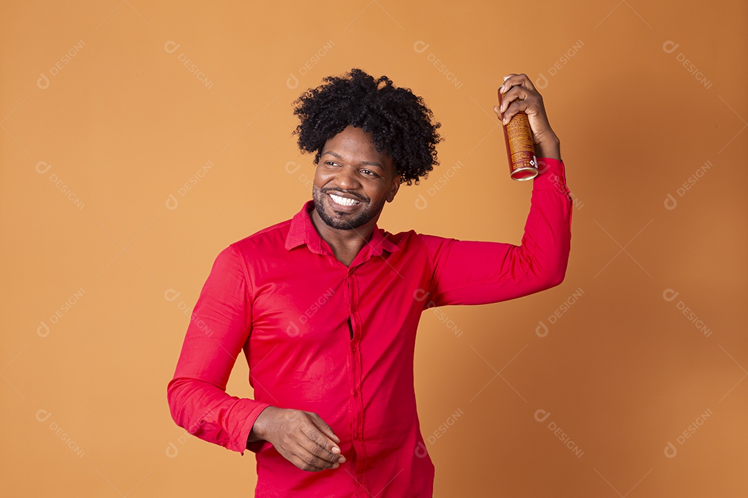 Homem cuidando de seus cachos usando spray