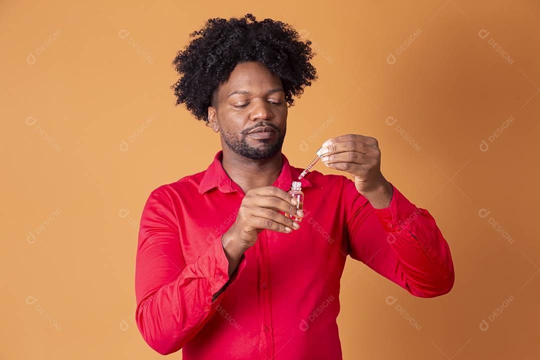 Homem moreno cuidando do rosto com cosmético