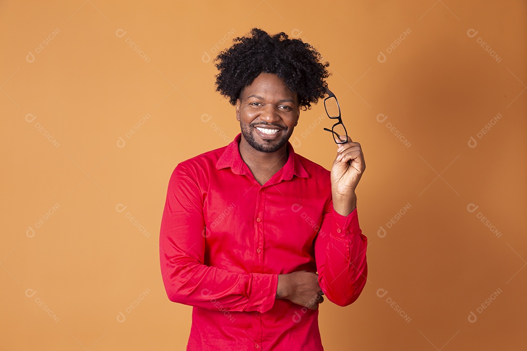 Homem moreno segurando óculos