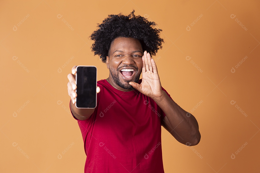 Homem gritando com celular na mão bem feliz