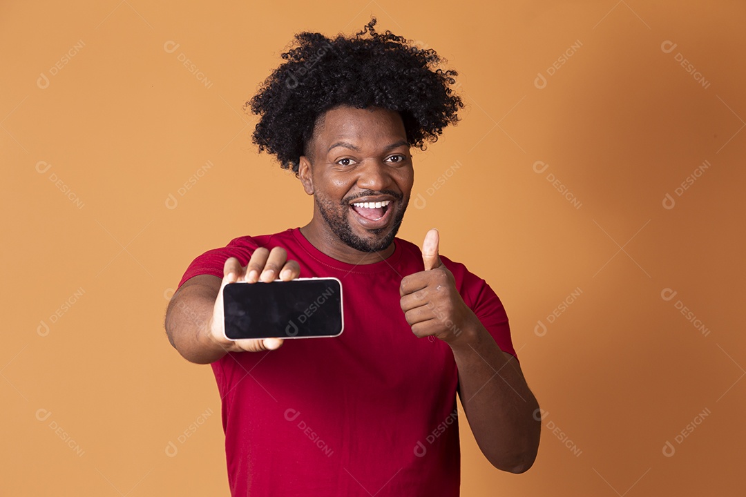 Homem segurando celular e fazendo gesto de beleza