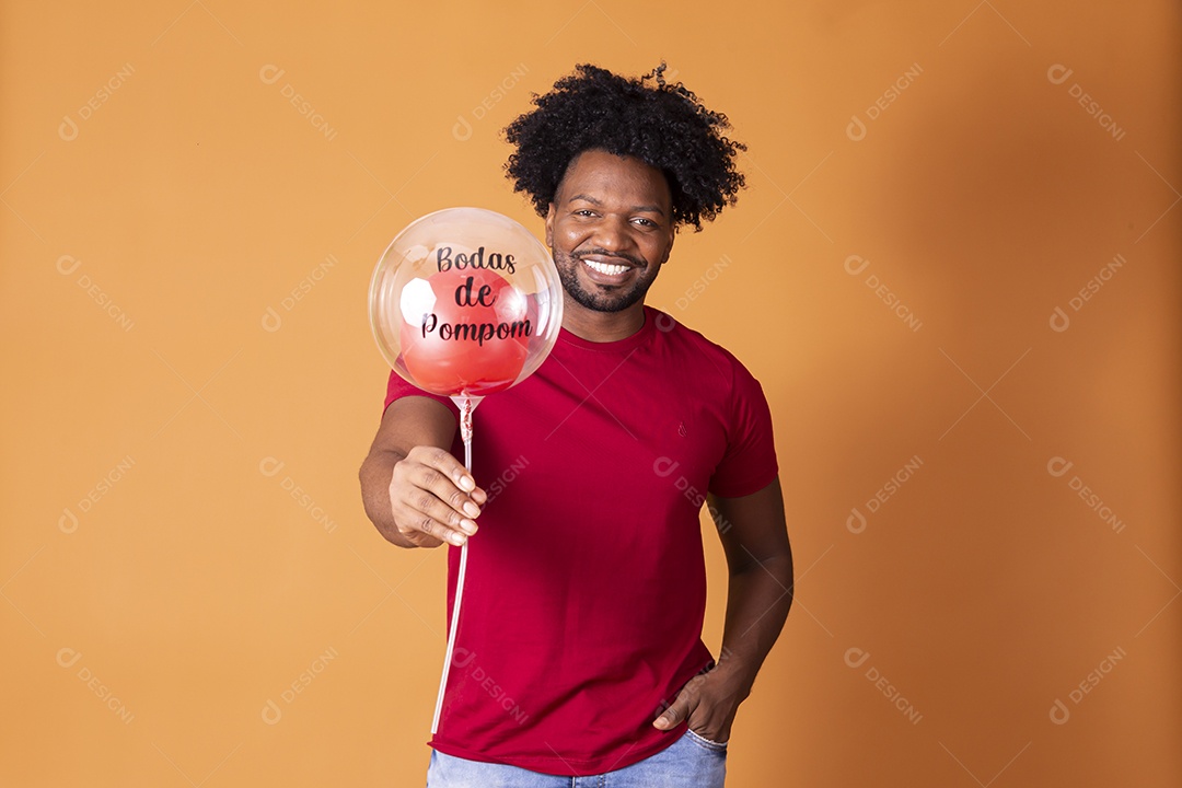 Homem moreno com balão nas mão comemorando oitavo mês de casado