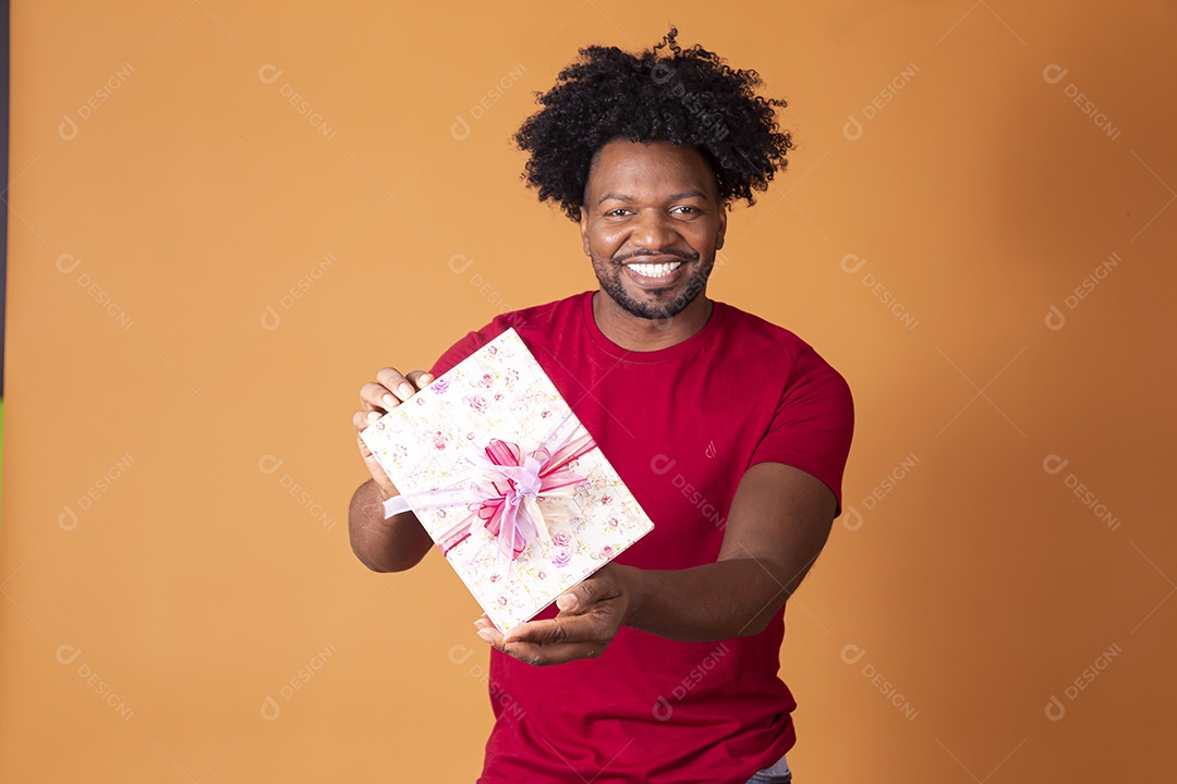 Homem moreno bonito segurando caixa de presente