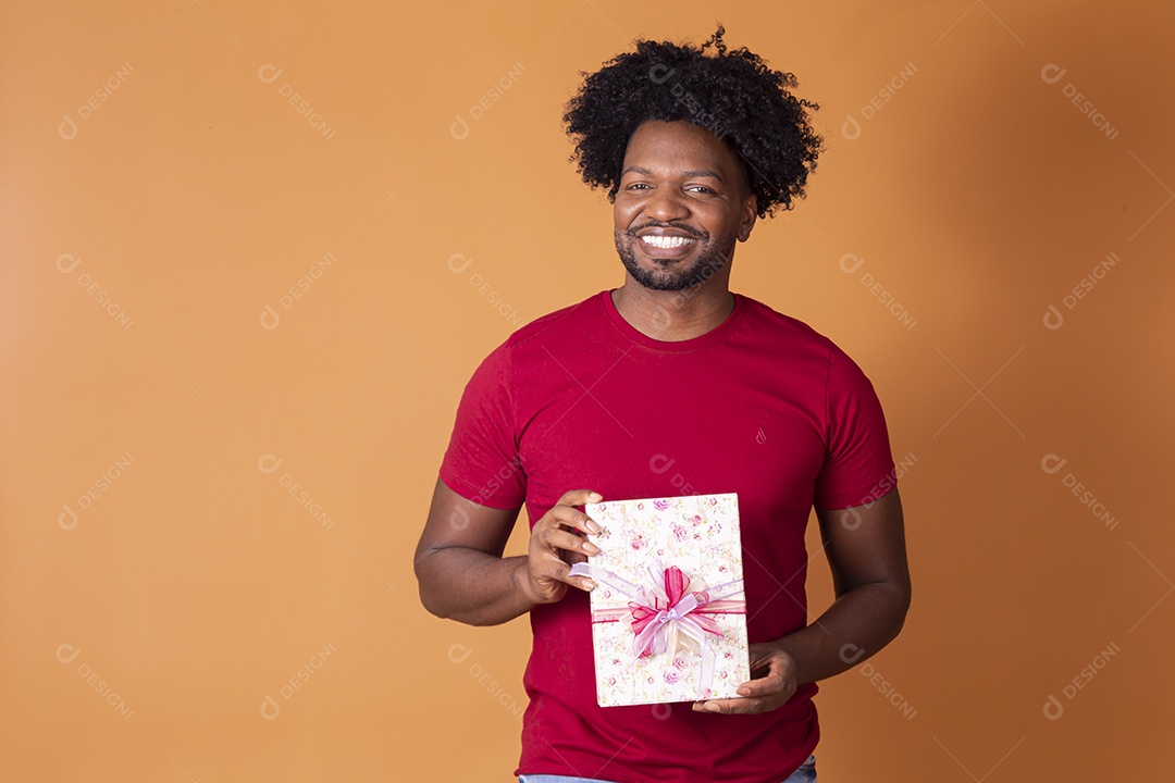 Homem bonito segurando caixa de presente
