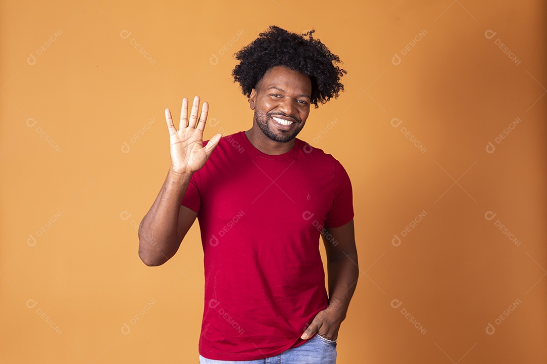 Homem moreno de camiseta vermelha e sorrindo