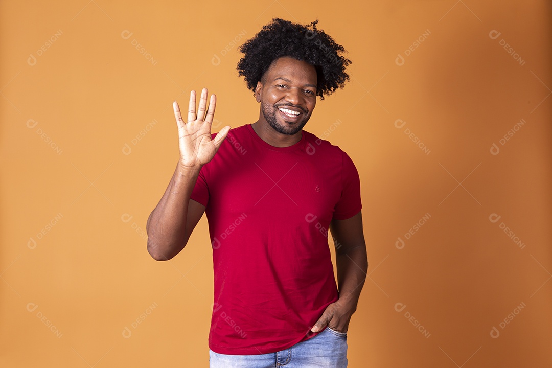 Homem moreno de camiseta vermelha acenando