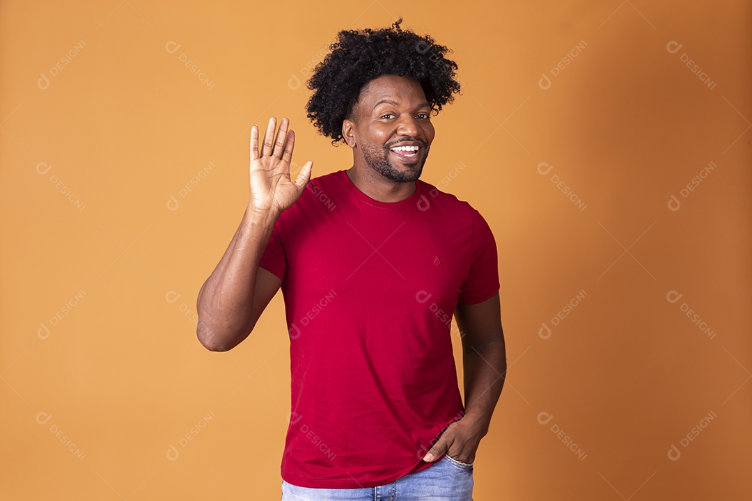 Homem moreno acenando e sorrindo