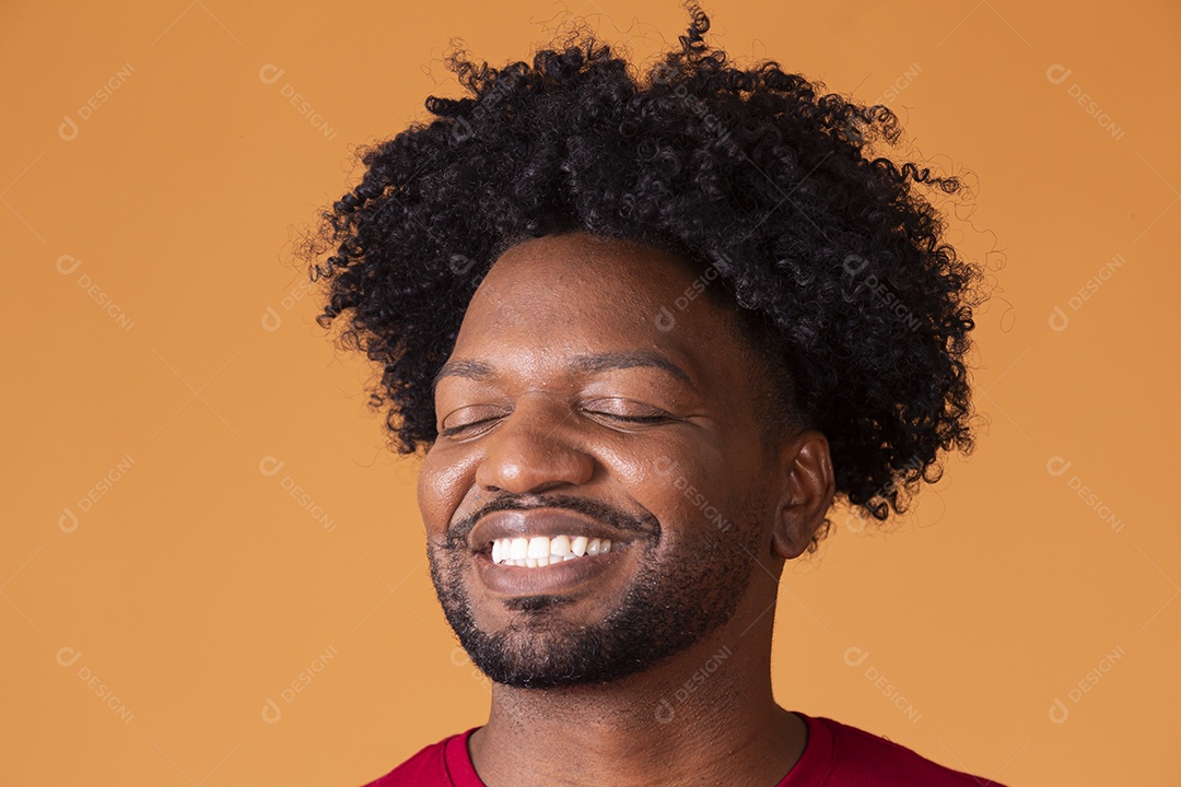 Homem moreno de camiseta vermelha e sorrindo