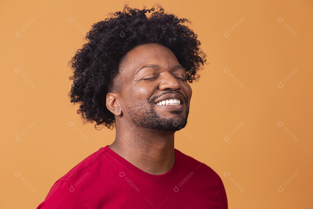 Homem moreno bonito sorrindo sobre fundo claro