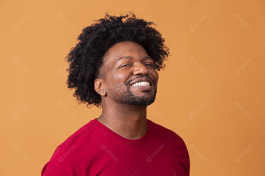 Homem de camiseta vermelha e sorrindo