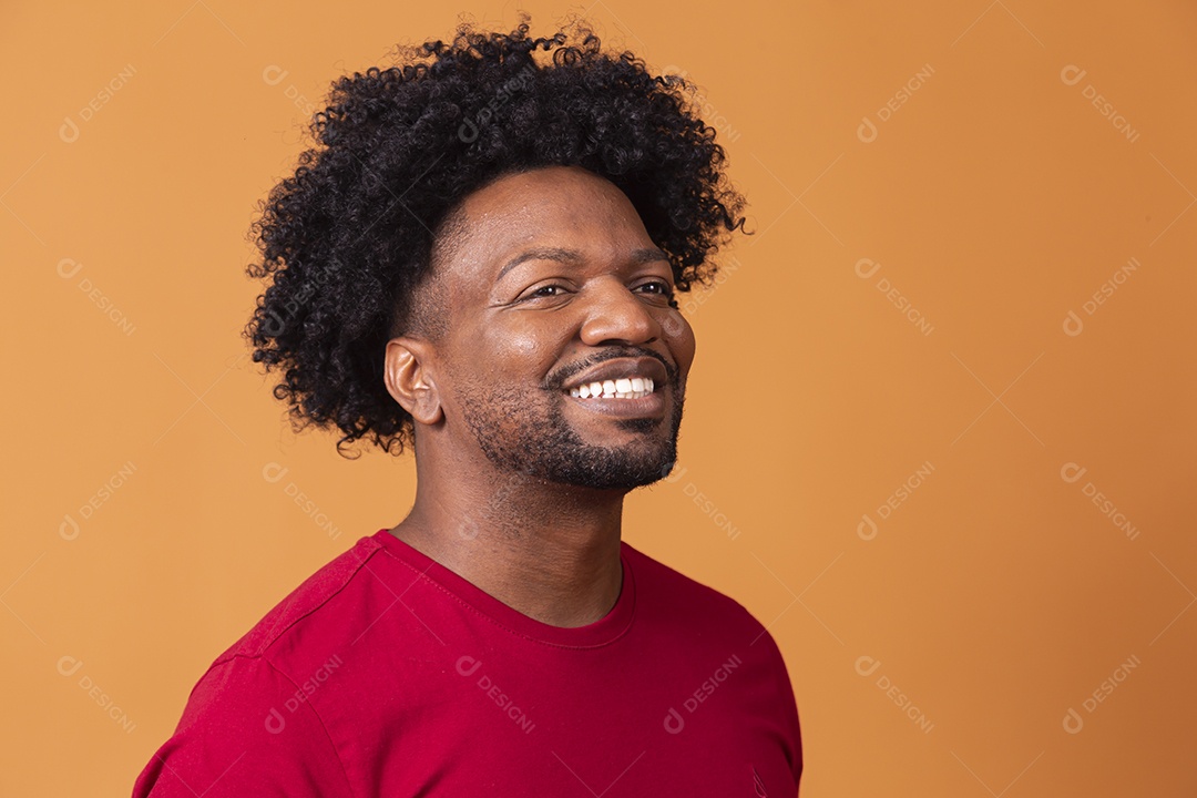 Homem moreno de camiseta vermelha e sorrindo