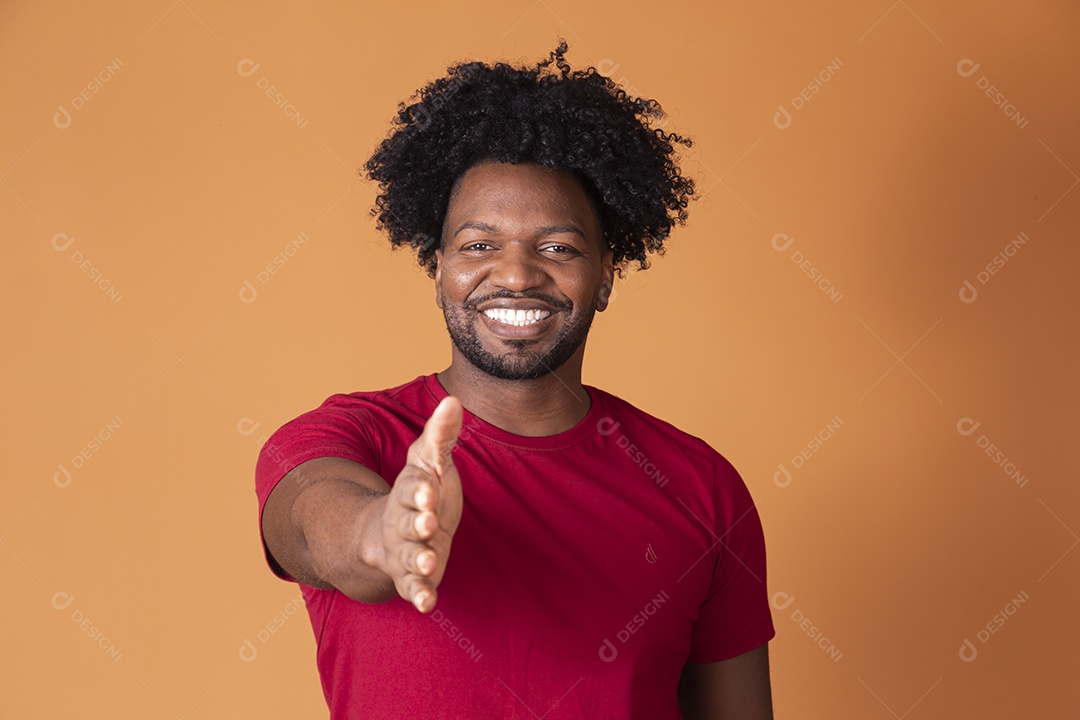 Homem moreno de camiseta vermelha sinalizando aperto de mão