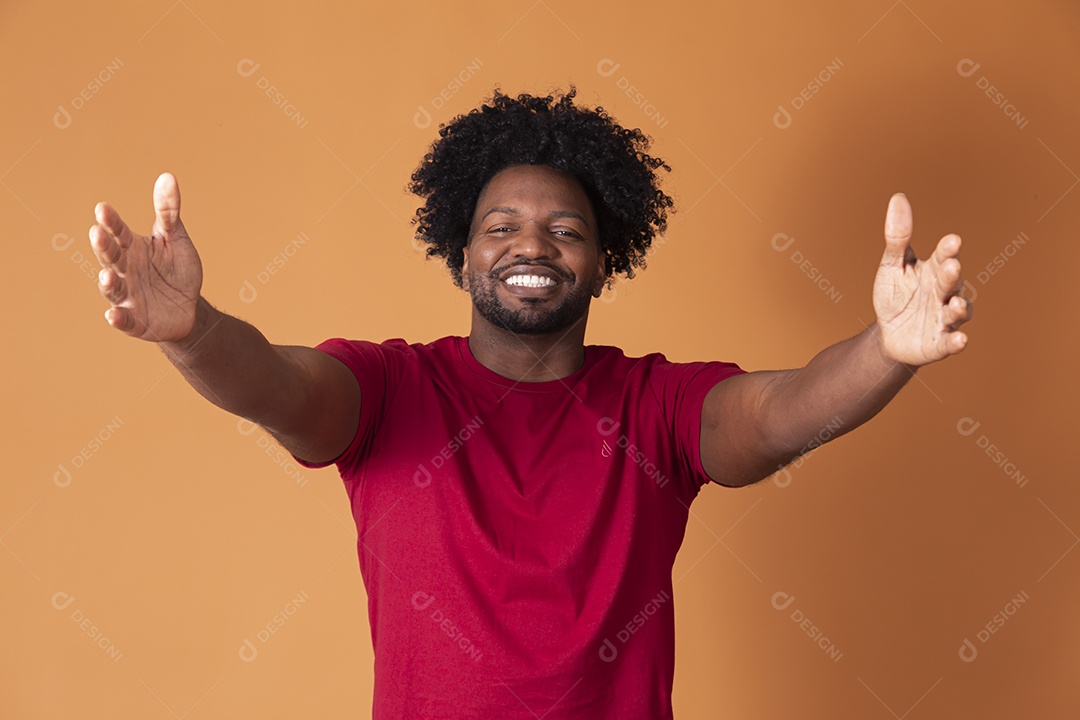 Homem fazendo gesto de abraço