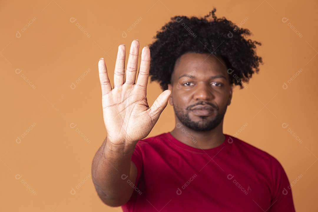 Mão de homem sinalizando pare