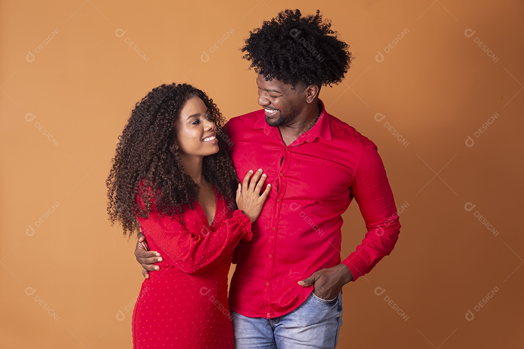 Lindo casal sorridentes em fundo marrom claro