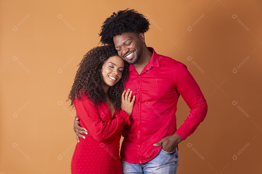 Casal felizes se abraçando e sorrindo