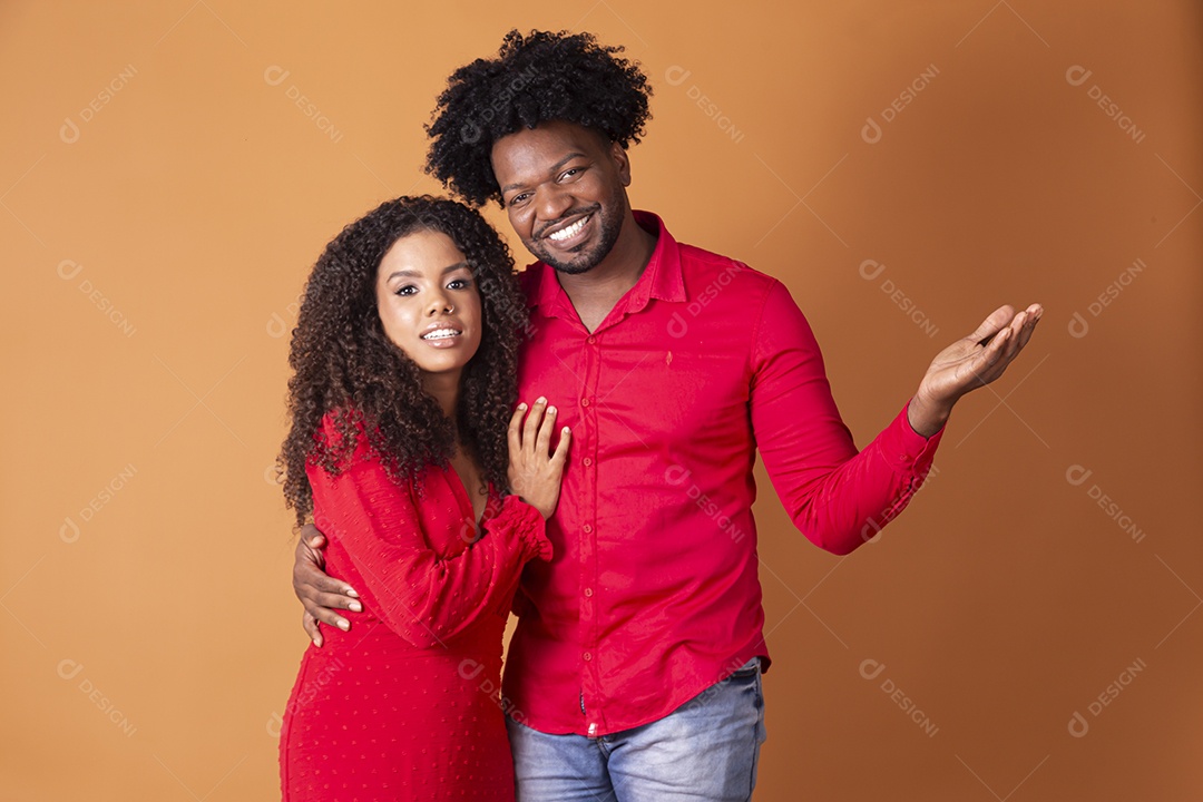 Lindo casal sorridente vestidos de vermelho
