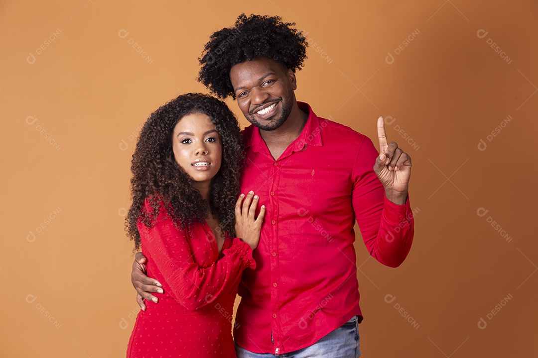 Casal de negros lindo vestidos de vermelho