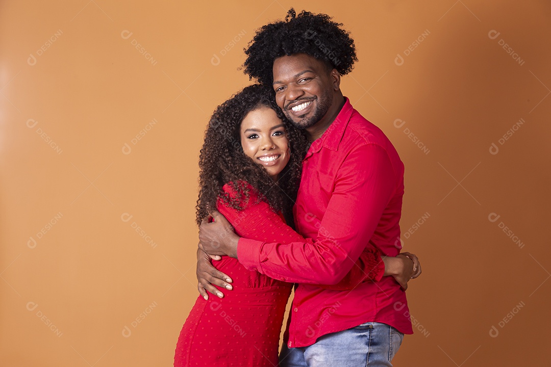 Casal feliz se abraçando apaixonados