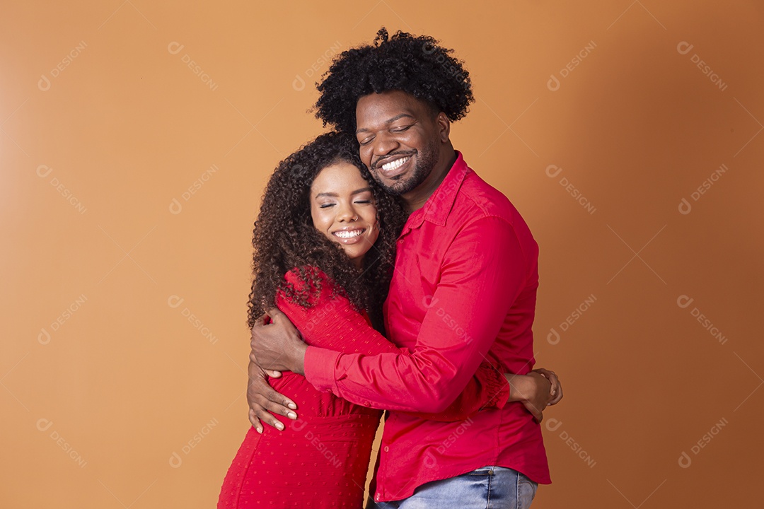 Casal lindo se abraçando apaixonados