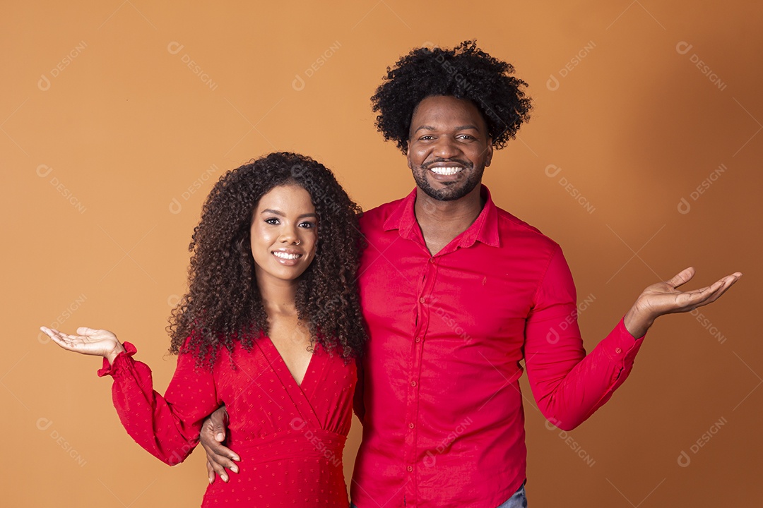 Lindo casal vestidos de vermelho cor da paixão para dia dos namorados