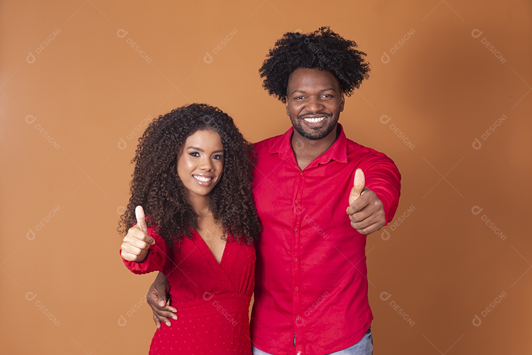 Casal lindo feliz fazendo gesto de beleza