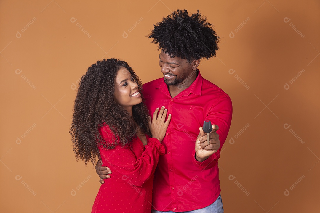 Casal super felizes com carro nova conquista no dias dos namorados