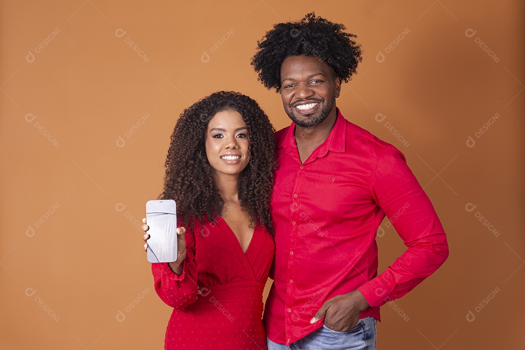 Casal lindo mostrando novo presente de dia dos namorados