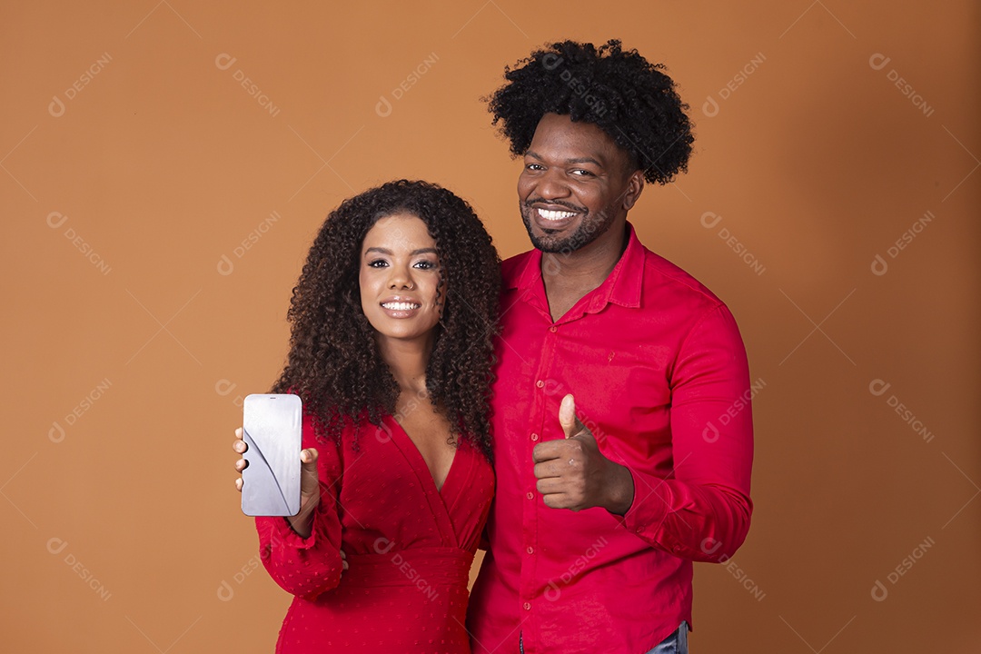 Casal feliz homem dar de presente para sua amada um celular