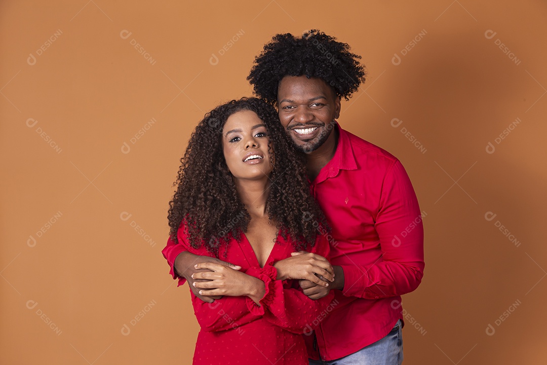 Lindo casal vestidos de vermelho cor da paixão para dia dos namorados