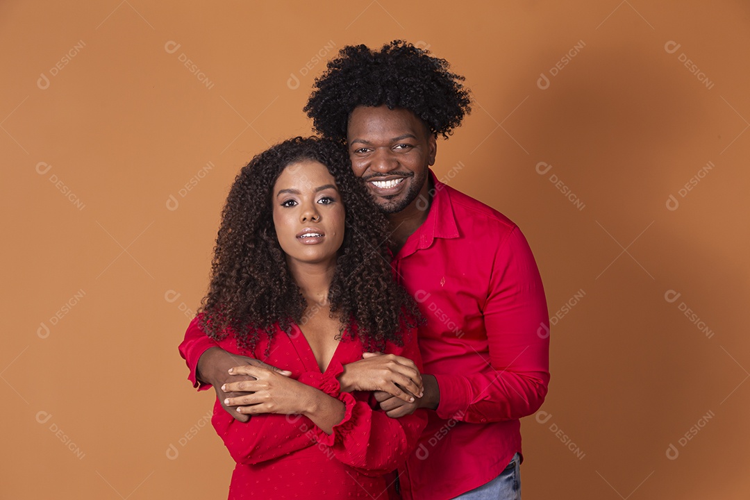 Casal lindo de negros abraçados