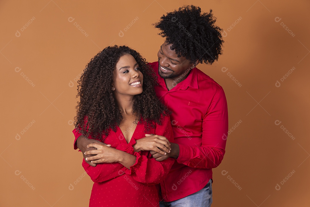 Casal apaixonado se olhando e sorrindo