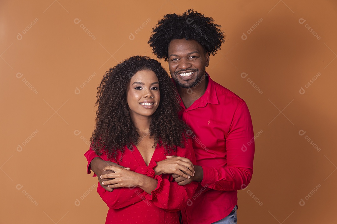 Lindo casal de negros com vestimentas vermelha