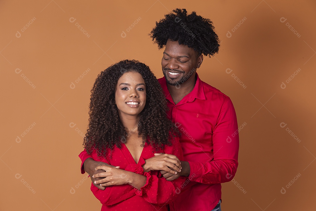 Casal abraçado apaixonados