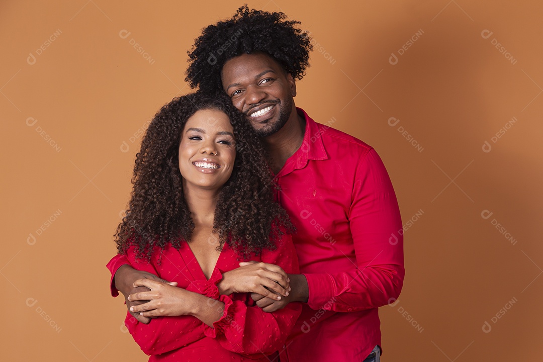 Casal feliz sorrindo abraçados