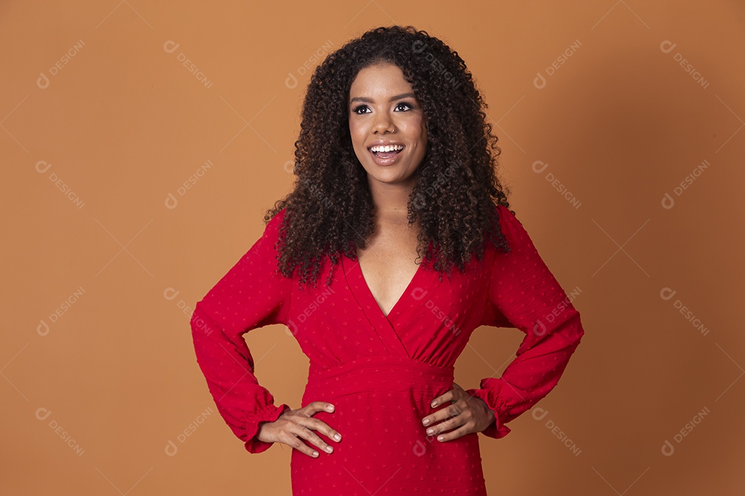 Linda jovem morena sorrindo