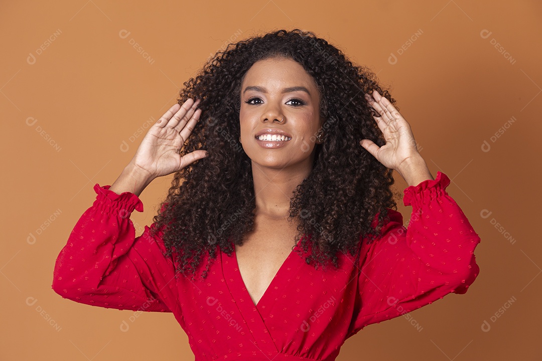 Mulher morena feliz sorrindo