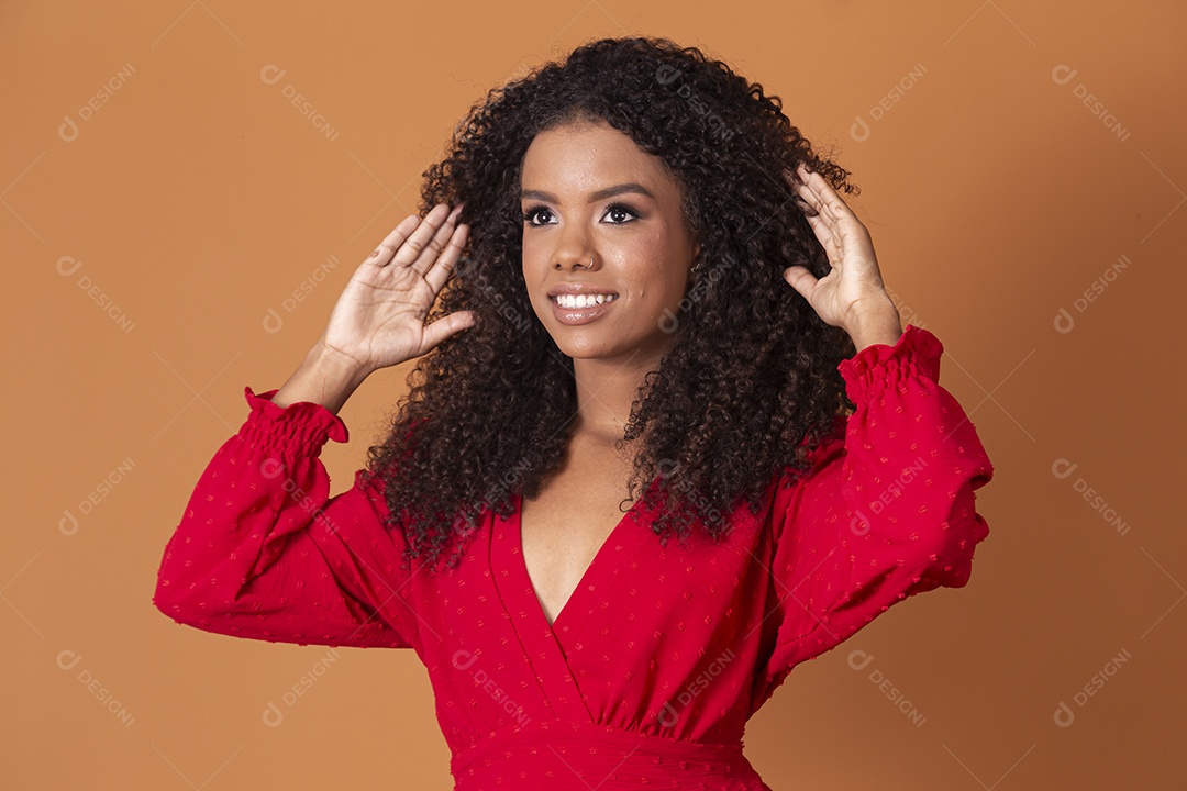 Uma linda jovem sorridente