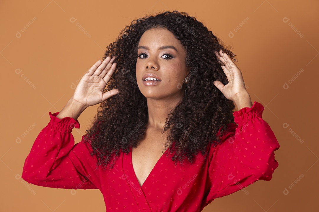 Bela jovem com mão em seus próprio cabelos