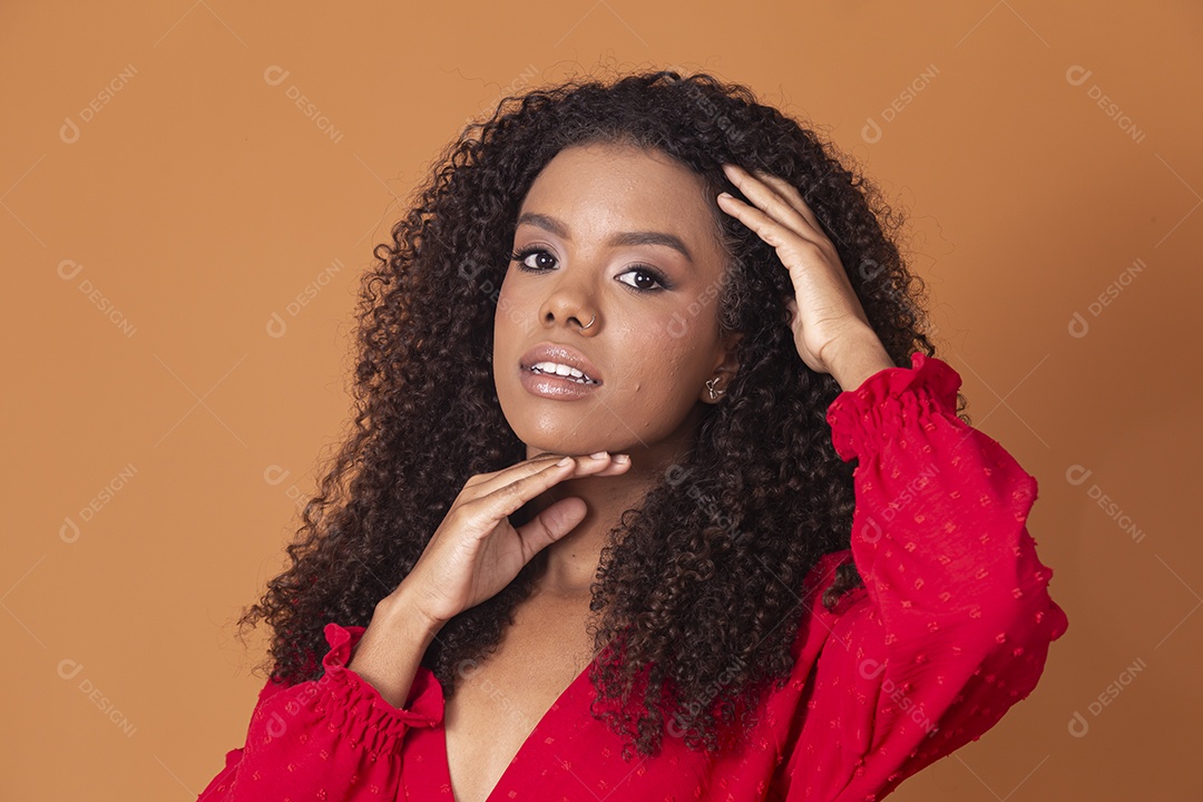 Linda jovem morena com a mão no queixo fazendo pose para foto