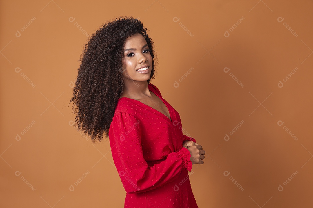 Linda jovem negra sorridente sobre fundo de cor marrom claro
