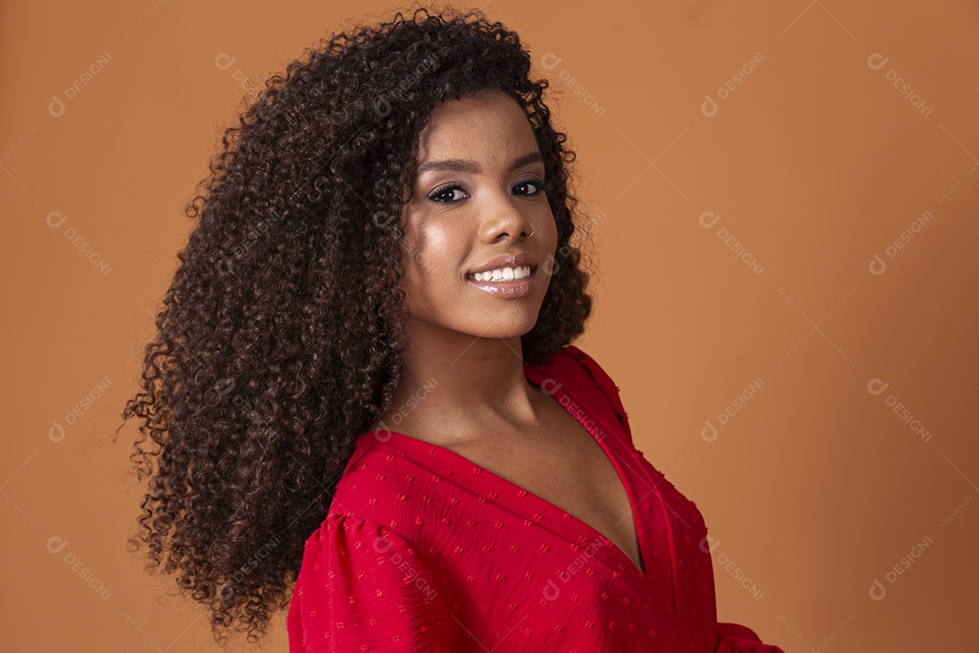 Uma jovem sorrindo sobre fundo marrom claro