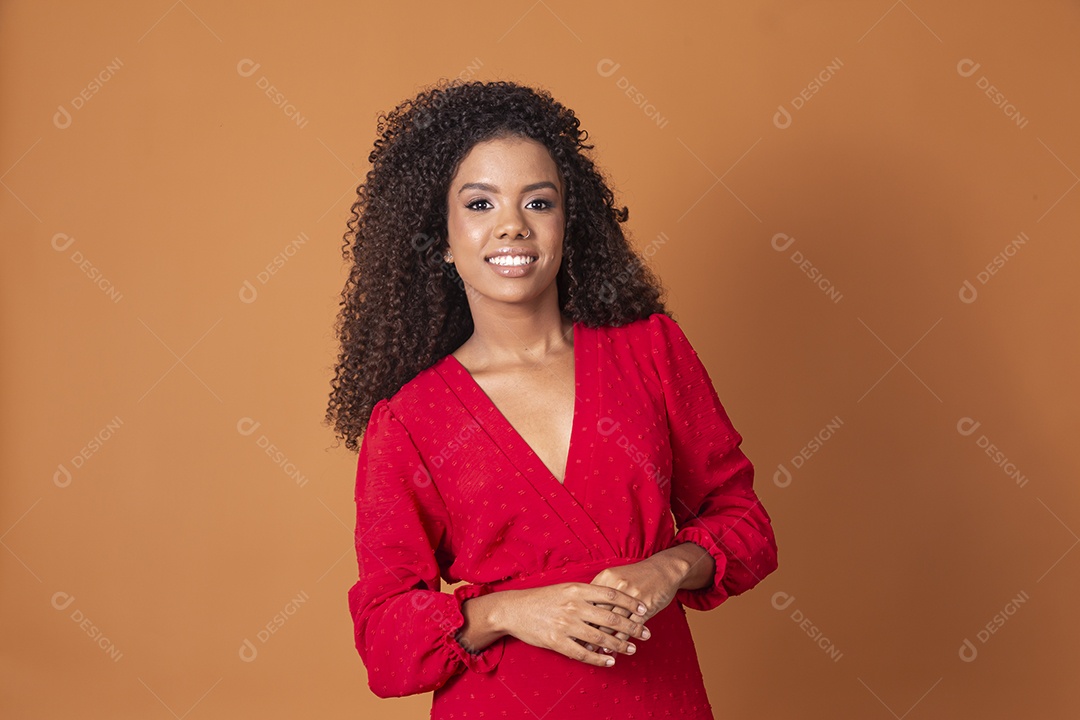 Uma linda jovem morena de cabelos cacheados sorrindo