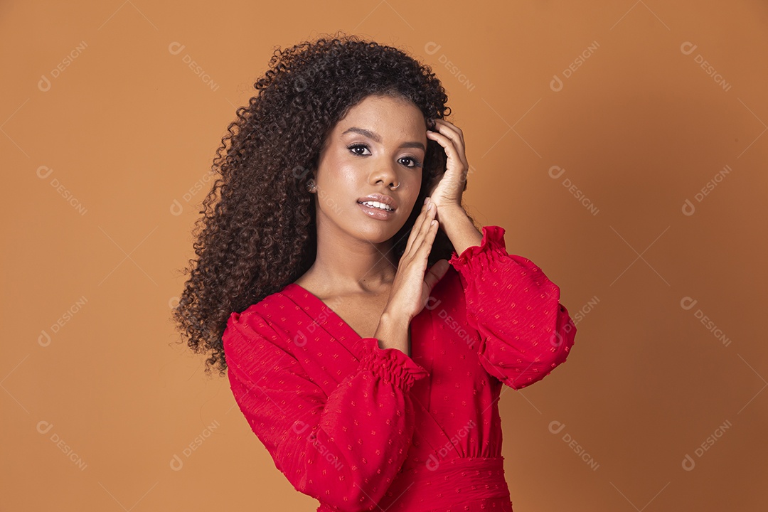 Linda jovem com pose