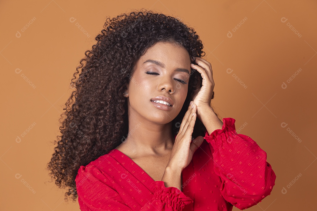 Jovem cacheada linda