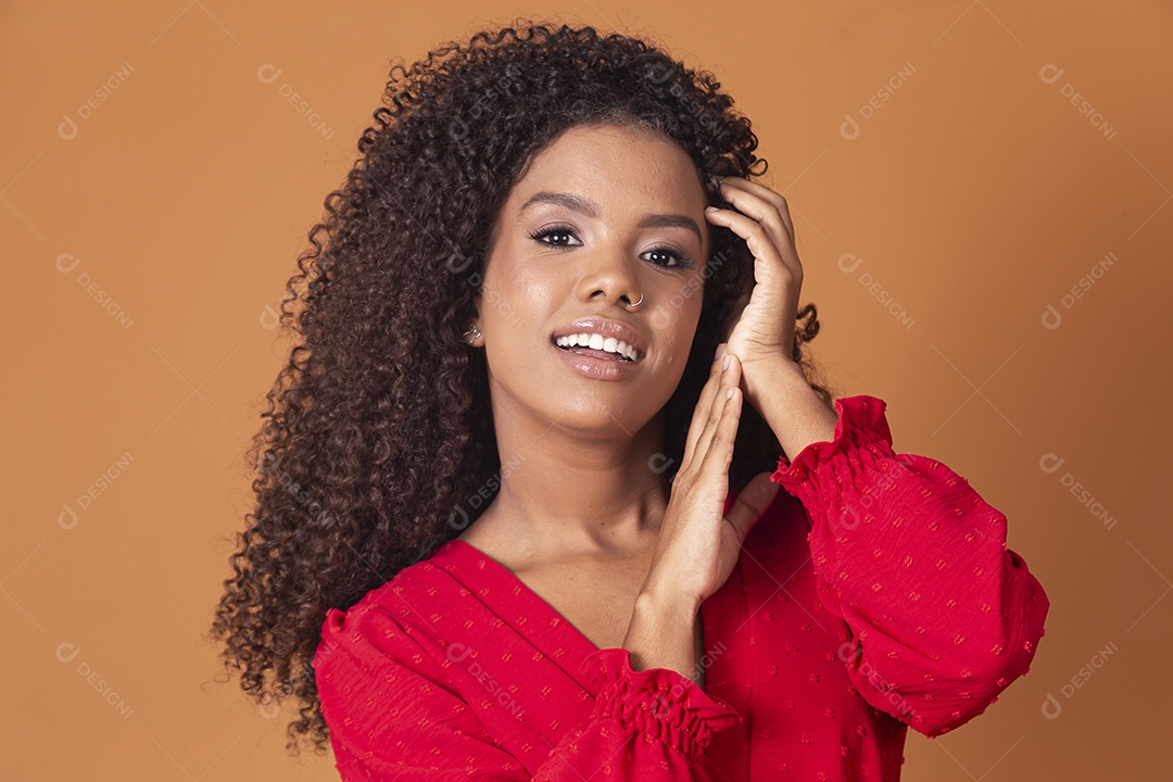 Morena linda cacheada com vestido vermelho